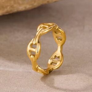 Gold Gucci chain link mariner ring